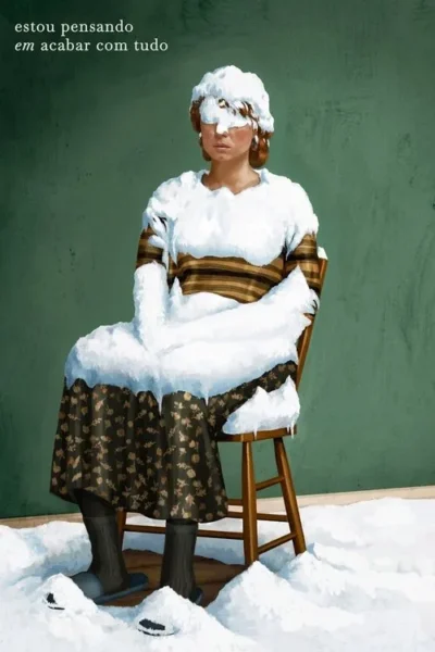 Mulher sentada numa cadeira coberta de neve, olhos obscurecidos. Sala verde com chão nevado. Clima gélido e surreal.
