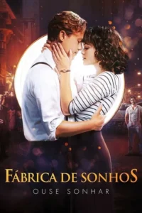 Casal se abraça,rostos próximos,com grande luz circular e uma fábrica/estúdio vintage iluminado ao fundo. Clima sonhador.