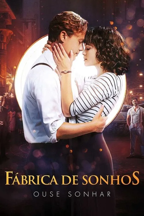 Casal se abraça,rostos próximos,com grande luz circular e uma fábrica/estúdio vintage iluminado ao fundo. Clima sonhador.