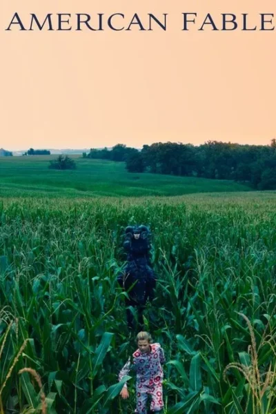 Vasto milharal sob céu alaranjado. Uma pessoa em pijama no primeiro plano e uma figura escura com chifres mais atrás. Clima misterioso.