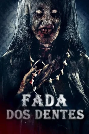 Pôster de terror: Criatura com véu no rosto, olhos brilhantes, boca ensanguentada com dentes podres. Colar feito de dentes. Cenário escuro e macabro.