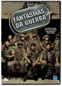 Soldados asiáticos em uniforme militar, alguns transparentes como fantasmas, num cenário de guerra escuro. Clima sombrio.