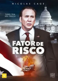 Homem sério de terno sobre a bandeira dos EUA rasgada,com o Capitólio e plataforma em chamas. Drama político intenso.
