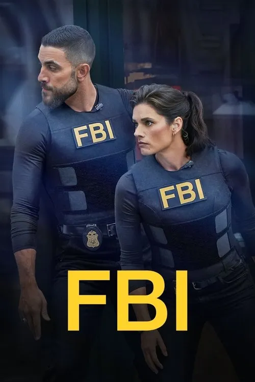 FBI 1 Pôster:Homem e mulher,agentes em coletes táticos com a palavra FBI,olham vigilantes para lados opostos em cenário noturno.