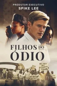 Pôster dramático com 3 personagens sérios no topo,um homem branco em destaque. Abaixo,pessoas marcham por direitos civis com cartazes. Tons sépia.