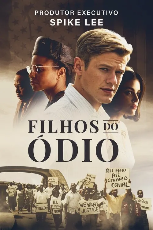 Pôster dramático com 3 personagens sérios no topo,um homem branco em destaque. Abaixo,pessoas marcham por direitos civis com cartazes. Tons sépia.