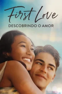 Close-up de um casal jovem,ela sorri abraçando-o por trás. Fundo claro e difuso,transmitindo um clima feliz e romântico.