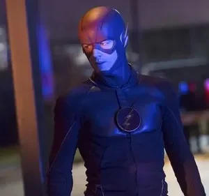 Figura mascarada de traje escuro com raio no peito e olhos brilhantes. Noite urbana, luzes de emergência. Clima sombrio.