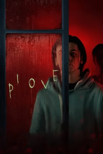 Jovem em moletom com lágrima/sangue no rosto, olhando através de janela molhada e vermelha. P LOVE e desenho infantil no vidro. Atmosfera sombria.