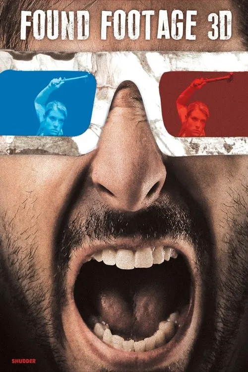 Close-up de rosto masculino barbudo gritando, usando óculos 3D. Nas lentes, figura loira empunhando um martelo em cena de horror.