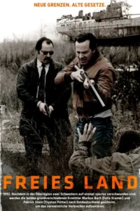 Poster sombrio:Dois homens armados em campo seco. Um aponta uma espingarda para uma mão que emerge. Navio enferrujado no fundo.