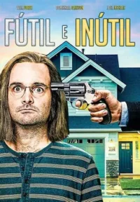 Homem de cabelo comprido, óculos e camisa listrada. Uma mão aponta um revólver para sua cabeça, com uma casa suburbana ao fundo.