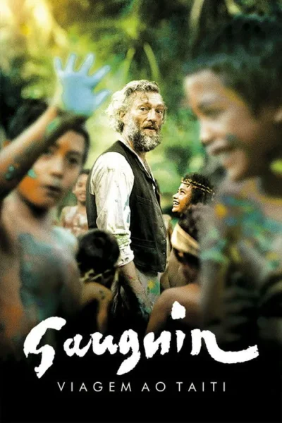 Homem barbudo, com roupa suja de tinta, observa em meio a jovens indígenas sorridentes e pintados, em selva tropical.