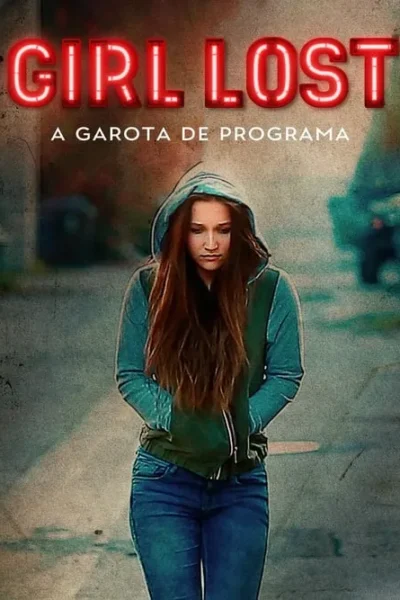 Uma jovem cabisbaixa de capuz e jeans caminha em uma rua desbotada. O clima é melancólico e urbano.