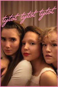 Close-up de três jovens mulheres com olhares diretos e cúmplices. Uma tem batom vermelho. Clima íntimo e tons quentes.