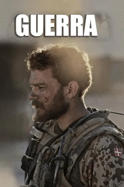 Soldado barbudo com rosto sujo, uniforme camuflado, olhar tenso. Luz forte em cenário desértico/poeirento.