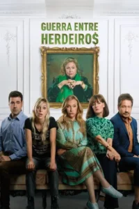 Cinco adultos com expressões mistas sentados em sofá formal,sob um quadro de mulher idosa austera. Clima cômico e tenso.
