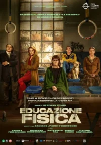 Grupo de cinco pessoas e um cachorro sentados em uma velha academia. Eles têm expressões sérias,criando um clima dramático.