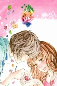 Pôster anime:jovem casal sorridente,com o rapaz perto da moça,olhando um novelo de lã. Fundo rosa com botões e símbolos. Clima afetuoso.