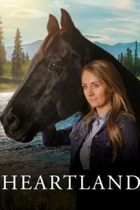 Jovem loira e cavalo preto em close,com rio,árvores e montanhas ao fundo sob céu ensolarado. Clima rural sereno.