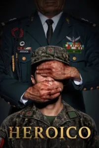 Oficial militar em uniforme formal cobre olhos e boca de jovem soldado em camuflagem. Clima de opressão e silêncio.