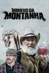 Três homens barbudos e um leão da montanha furioso em cenário montanhoso nevado. Atmosfera rústica de sobrevivência.