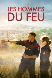 Dois bombeiros,homem e mulher,em uniformes azuis e vermelhos. O homem aponta para uma paisagem montanhosa com uma vila. Clima sério.
