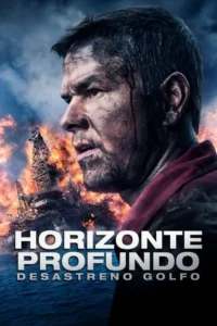 Homem com rosto sujo e cansado em primeiro plano. Atrás dele,uma plataforma de petróleo em chamas enormes no mar turbulento sob céu escuro.