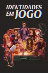 Oito jovens enredados em fios sobre um porta-malas aberto e uma mala,com expressões de surpresa e confusão. Clima misterioso.