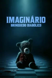 Um urso de pelúcia escuro e surrado,com colete,sentado em chão xadrez. Manchas de sangue e uma chave. Ambiente sombrio de terror.