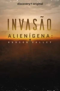 Pôster de ficção científica. Um homem solitário olha para um pôr do sol alaranjado sobre um campo escuro, com silhuetas de naves no céu.
