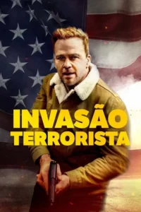 Homem de cabelo avermelhado,jaqueta militar com gola de pele e pistola. Ao fundo,bandeira dos EUA com brilho alaranjado e fumaça.