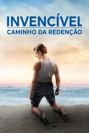 Um homem musculoso de regata e shorts se ajoelha na areia da praia, de costas. Mar e pôr do sol tingem o céu de azul e laranja.