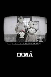 Família de bonecos de tecido, sem boca, em estilo stop-motion, posa em preto e branco. A imagem aparece em um quadro de TV antiga.