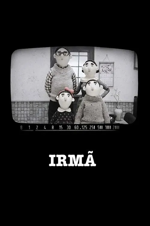 Família de bonecos de tecido, sem boca, em estilo stop-motion, posa em preto e branco. A imagem aparece em um quadro de TV antiga.