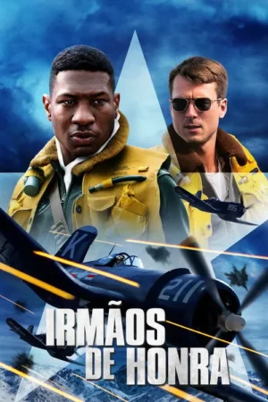 Dois pilotos, um negro e um branco, em jaquetas de voo, com aviões de combate em ação e montanhas nevadas ao fundo. Céu azul.