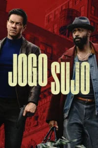 Dois homens com olhar sério. Um segura arma,o outro uma sacola com dinheiro. Fundo urbano vermelho com prédios. Clima tenso.