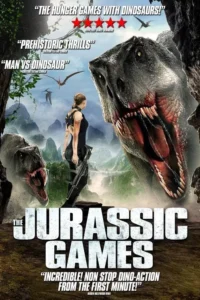 Mulher com rifle encara um dinossauro gigante e outro feroz em selva pré-histórica com pterodáctilos. Ação e perigo dominam.