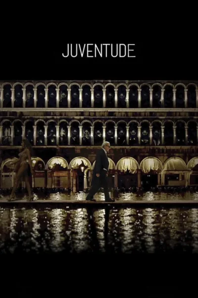 Mulher glamourosa e homem de terno caminham em passarelas sobre um canal. Edifício iluminado com arcos ao fundo, criando um ambiente noturno elegante.