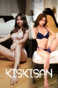 Duas mulheres asiáticas de lingerie em cenários de quarto divididos. Uma sentada no chão, outra na cama. O clima é íntimo e sensual.