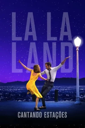 Casal dança, ela de vestido amarelo, ele de camisa, sob céu estrelado e poste de luz. Cidade iluminada e montanhas ao fundo. Clima mágico.