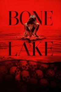 Pôster vermelho intenso. Mulher em biquíni emerge de um lago vermelho-sangue,sob o qual jazem muitos crânios. Clima sombrio de terror.