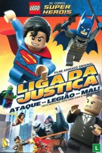 Pôster animado LEGO. Super-heróis como Superman e Batman lutam contra vilões como Lex Luthor e Gorila Grodd numa cidade. Ação dinâmica.