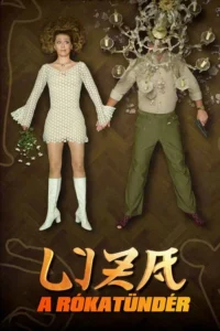 Casal jaz no chão de madeira, de mãos dadas. Ela de vestido branco, ele com lustre quebrado na cabeça e pistola. Clima macabro e bizarro.