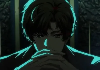 Pôster de anime: Jovem de cabelo escuro e olhar intenso, com mãos unidas. Luz azul-turquesa ilumina seu rosto contra fundo sombrio e detalhado.