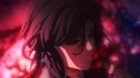 Personagem anime de cabelo escuro cheira uma rosa vermelha com olhar melancólico. Fundo dramático em tons de vermelho e roxo, sugerindo romance.