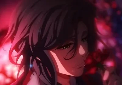 Personagem anime de cabelo escuro cheira uma rosa vermelha com olhar melancólico. Fundo dramático em tons de vermelho e roxo, sugerindo romance.