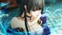Mulher anime de cabelo escuro, expressão pensativa, em vestes azuis e brancas. Rodeada por energia aquática azul brilhante. Cena mística.