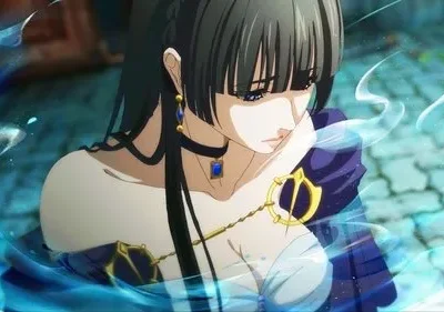 Mulher anime de cabelo escuro, expressão pensativa, em vestes azuis e brancas. Rodeada por energia aquática azul brilhante. Cena mística.