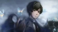 Um jovem de anime de terno, com cabelo escuro, sorri suavemente. Ele estende a mão para borboletas azuis luminosas. Cenário nublado e mágico.